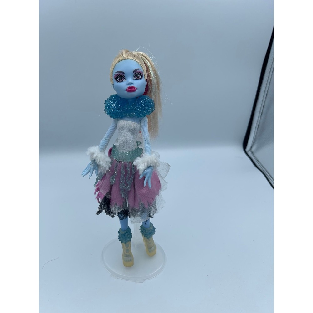 Monster High Ghouls Rule Abbey Bominable fashion doll